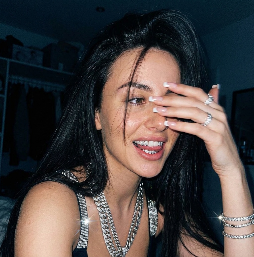 Селфи с бриллиантовыми grillz в темноте