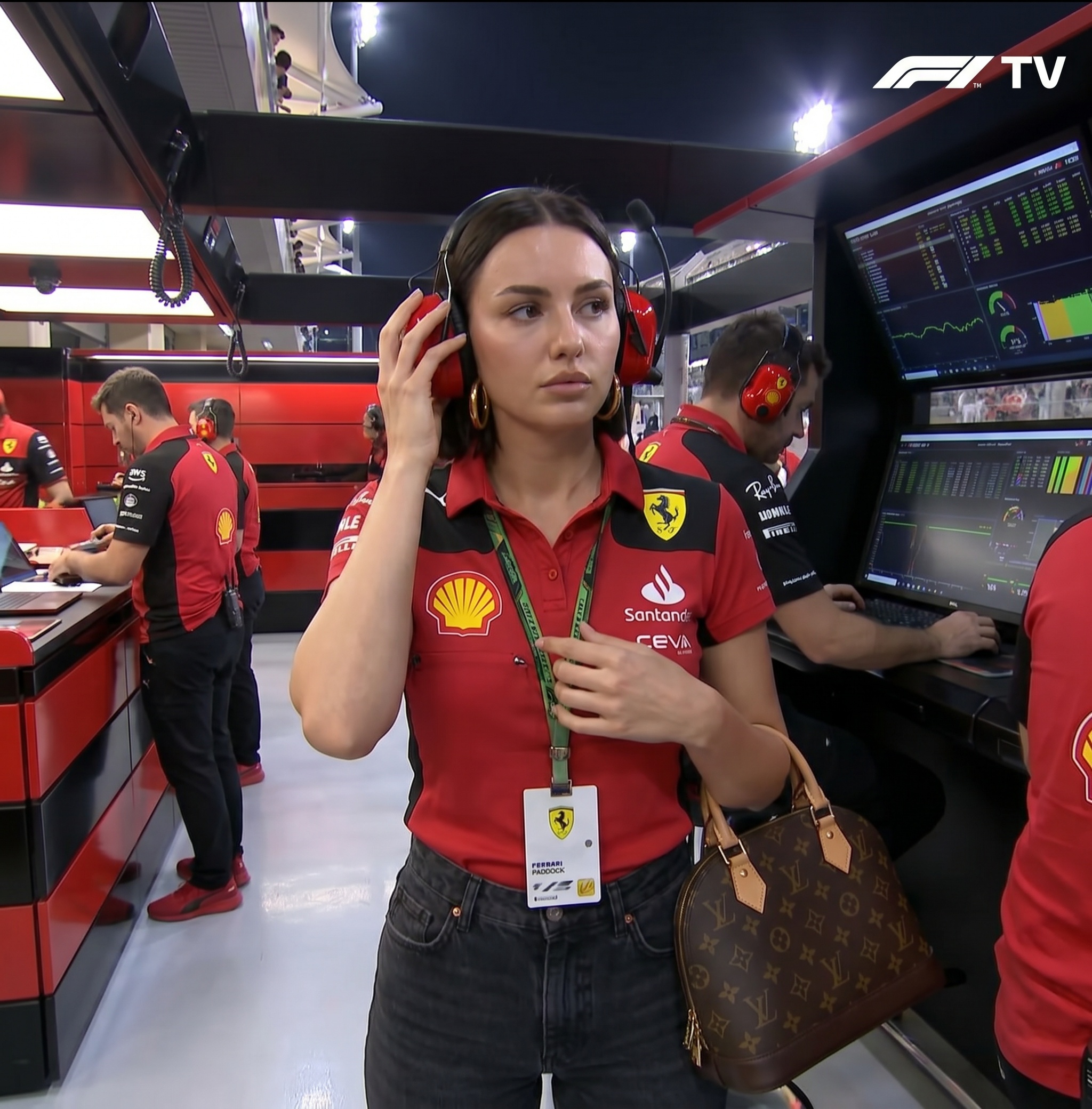 В гараже Ferrari во время гонки Формулы-1