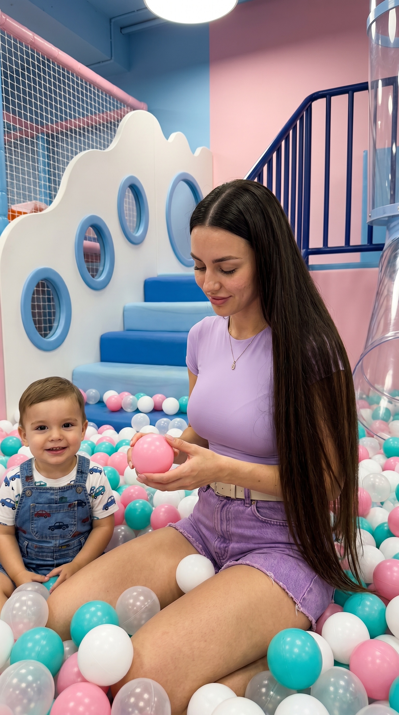 Мама и малыш в сухом бассейне