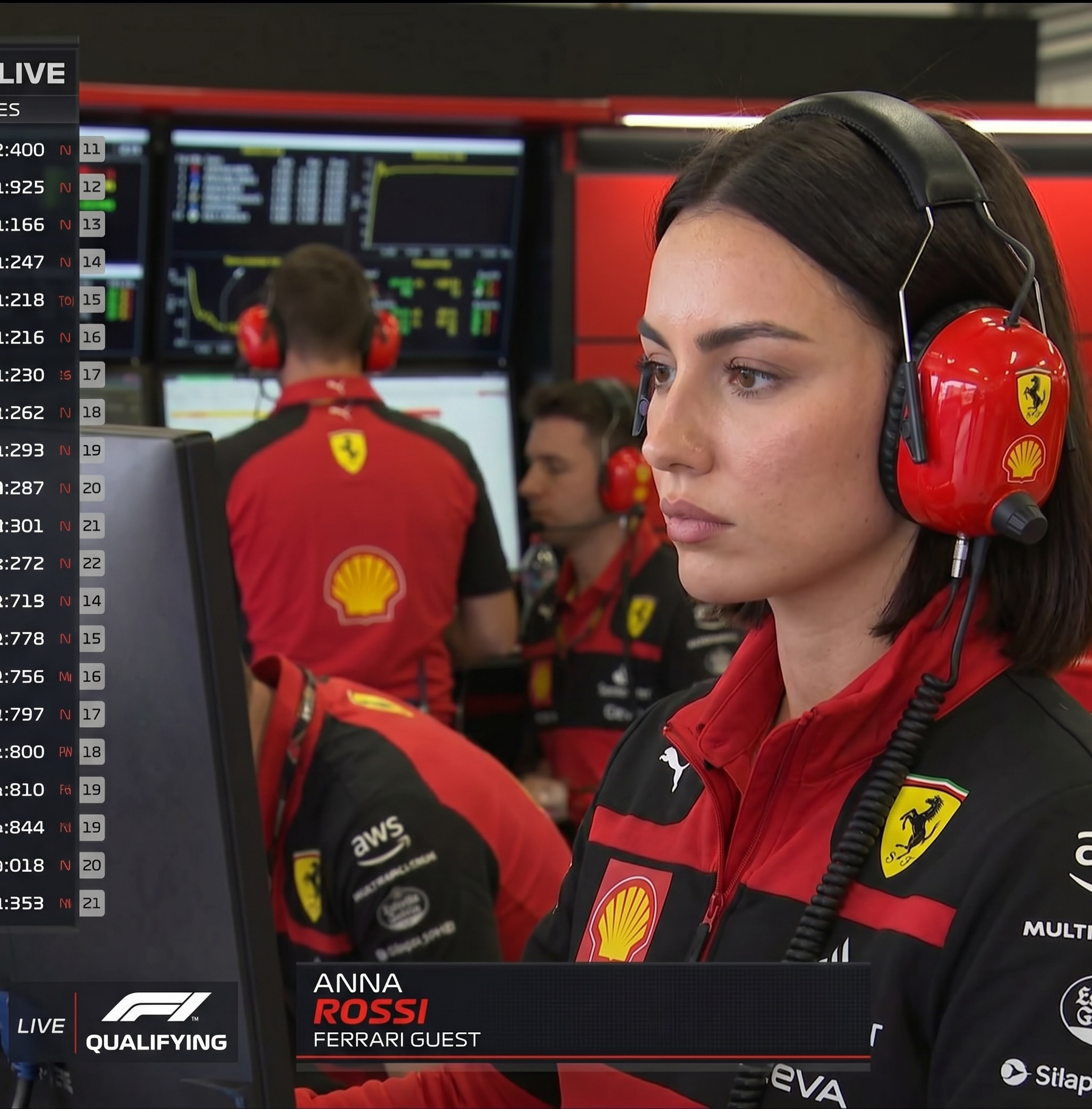 Женщина в Ferrari гараже на Гран-при