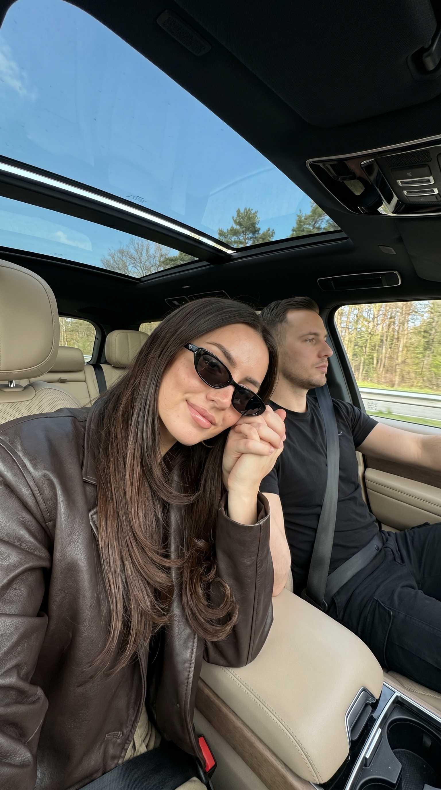 Селфи в люксовом автомобиле с панорамной крышей