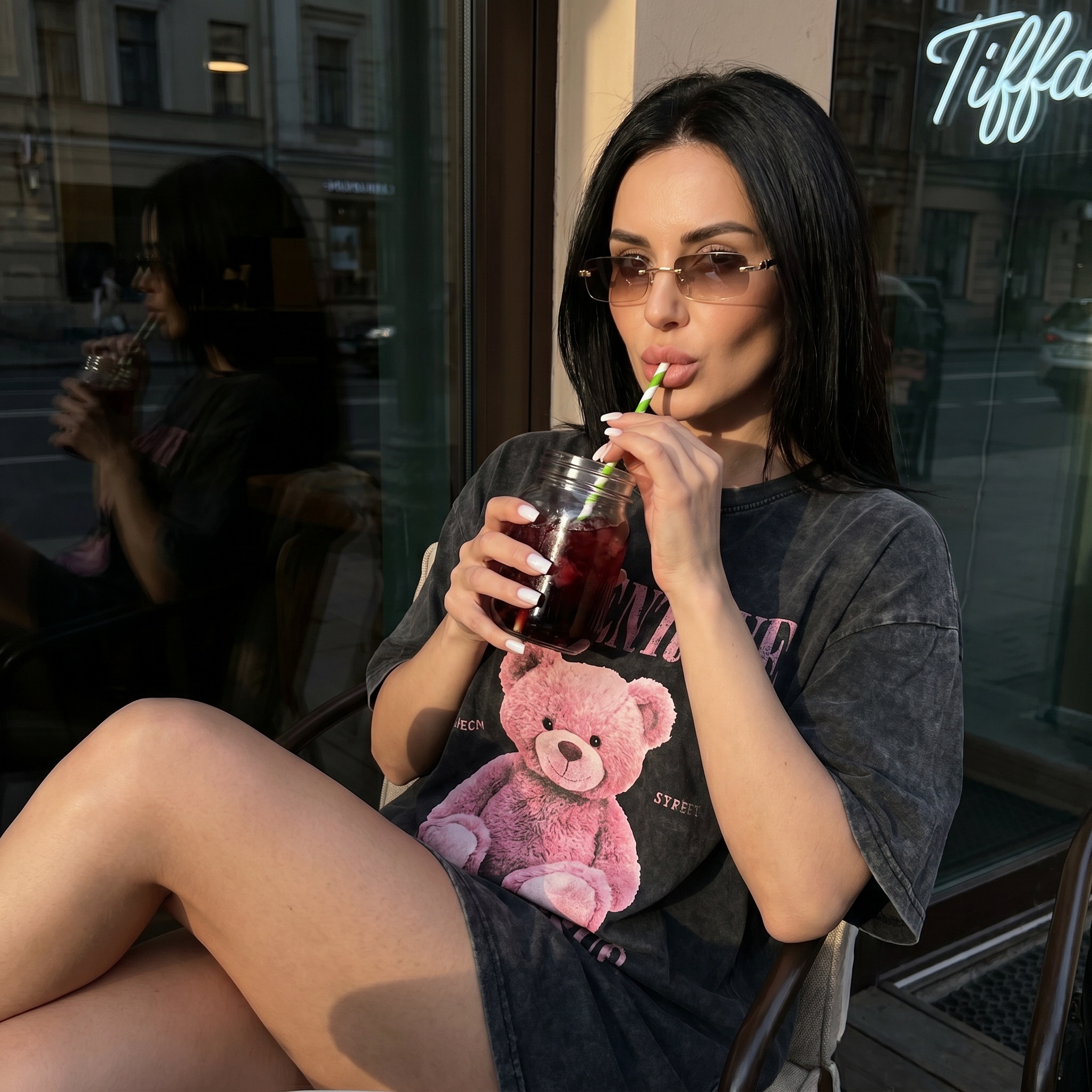 Девушка в кафе с ледяным напитком