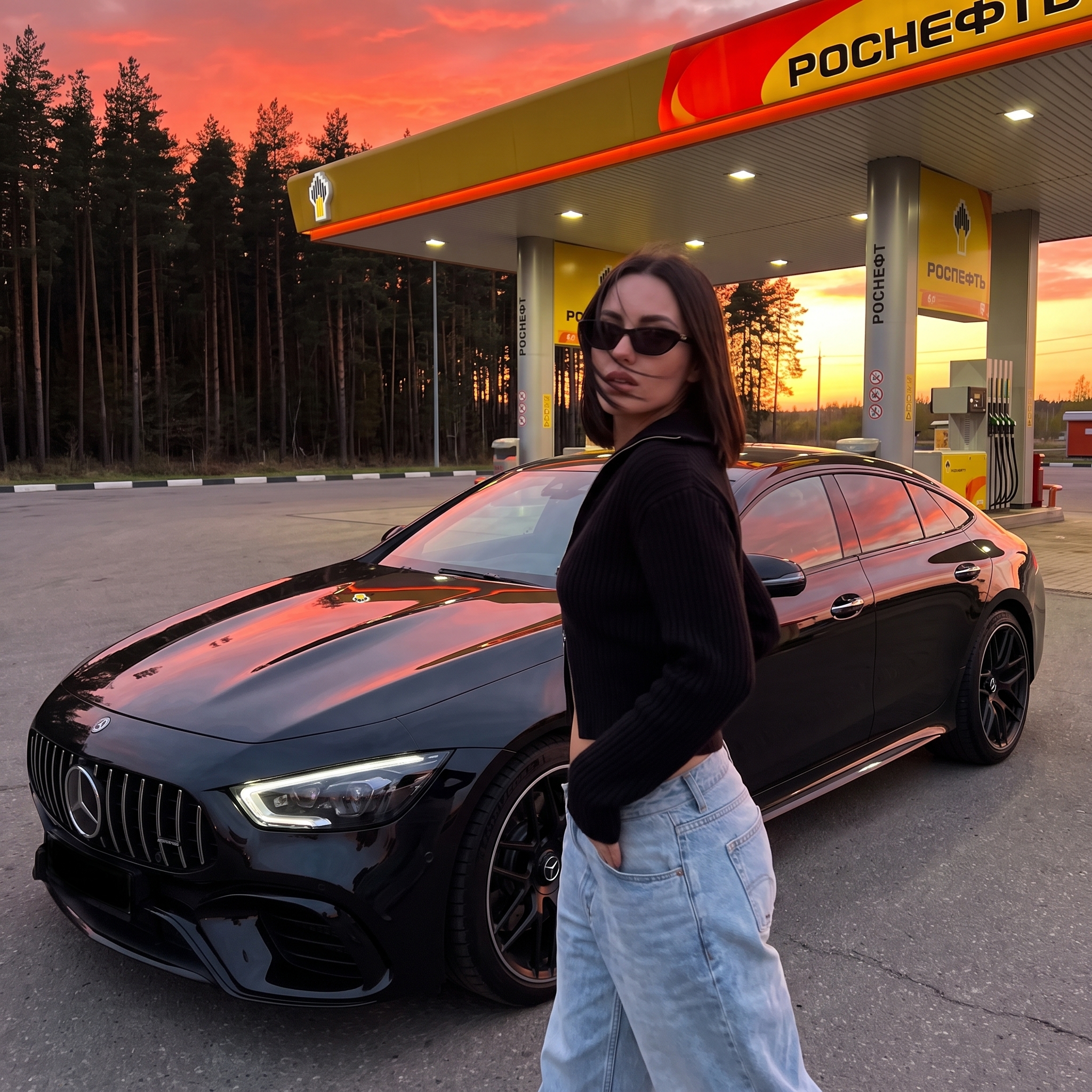 Mercedes-AMG GT на закате у АЗС